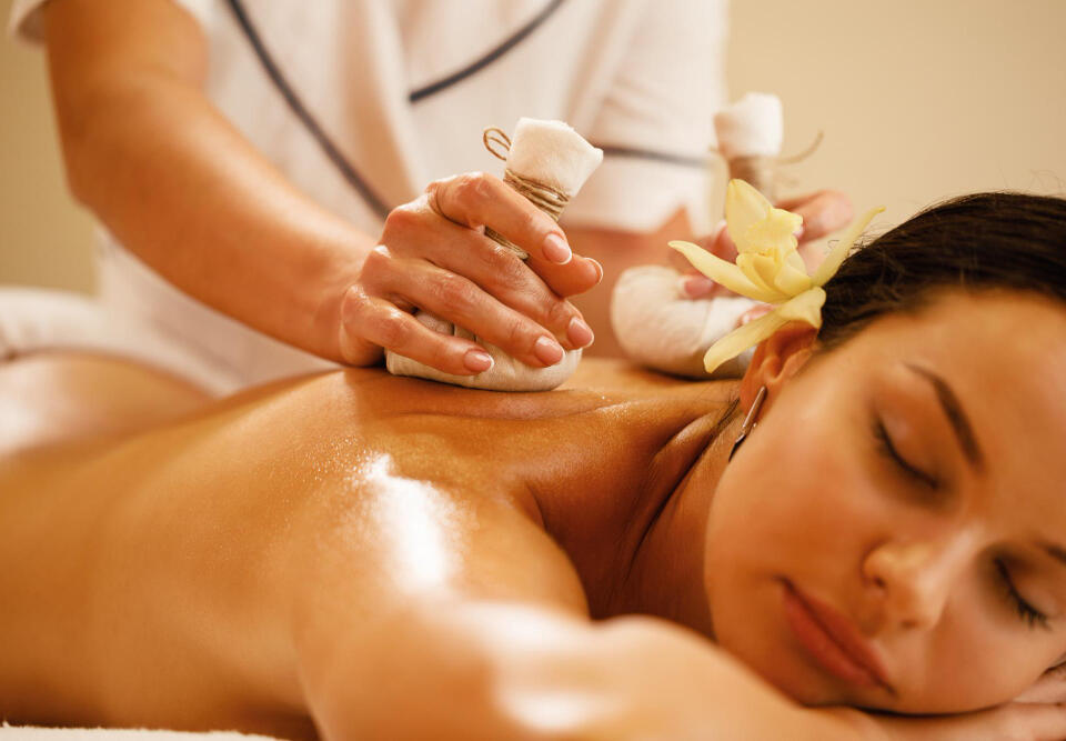 Herbal Compress Back Massage